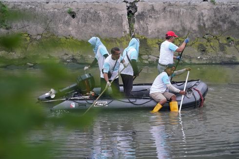 Targetkan Nol Sampah, Aksi Bersih Sungai Dilakukan di Surabaya