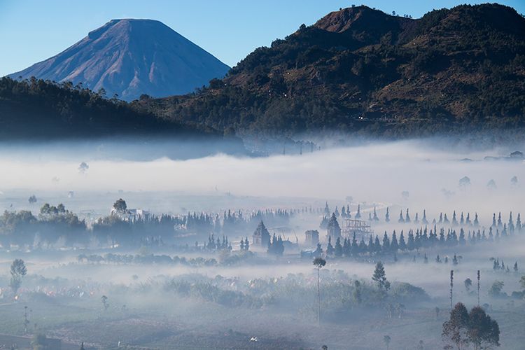 Kawasan Candi Arjuna Dieng yang berselimut kabut pada Pagi Hari.