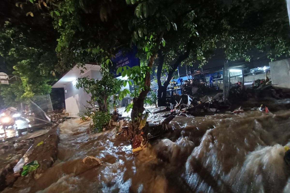 Banjir di persimpangan Hek di Jalan Raya Bogor, Kramatjati, Jakarta Timur, baru surut empat jam setelah Kali Baru meluap, Rabu (3/4/2024).