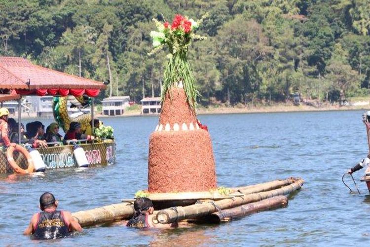 1 Suro, Tumpeng Agung Dilarung di Telaga Ngebel Ponorogo, Rabu (19/7/2023).  (Tribun Jatim/Pramita Kusumaningrum)
