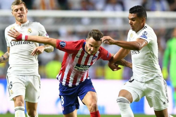 Casemiro (kanan) mencoba menghentikan Saul Niguez dalam partai Piala Super Eropa antara Real Madrid vs Atletico Madrid di Stadion Lillekula, Tallinn, 15 Agustus 2018.
