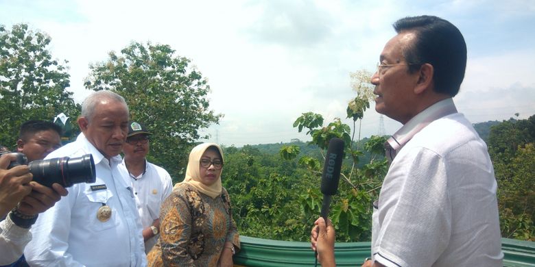 Sultan Hamengku Buwono X saat berdialog dengan Bupati Badingah dan Bupati Sleman Sri Purnomo di Jembatan Sembada-Handayani.