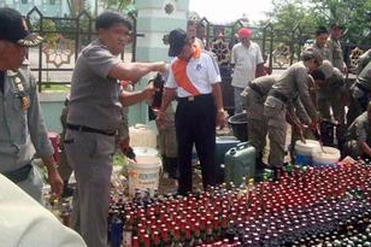 Pemusnahan ribuan botol miras dan tuak, siang tadi di pelataran Masjid Masjid Agung Al Munawir.