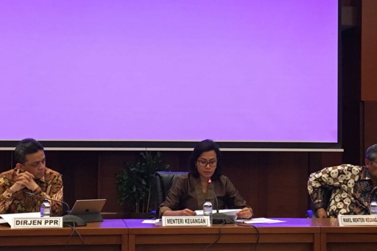 Menteri Keuangan Sri Mulyani Indrawati bersama pejabat eselon I saat menggelar konferensi pers realisasi APBN 2018 hingga semester I di kantornya, Selasa (17/7/2018).