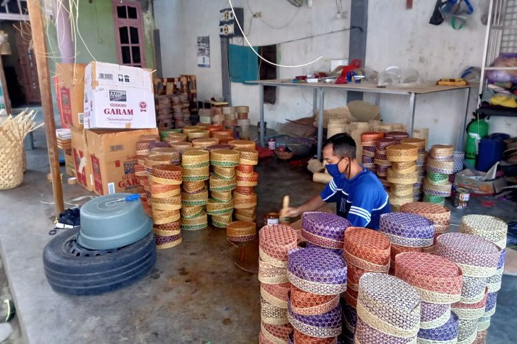 Hasil kerajinan songkok bambu milik Untung Hermawan (50), di Desa Gintangan, Banyuwangi.