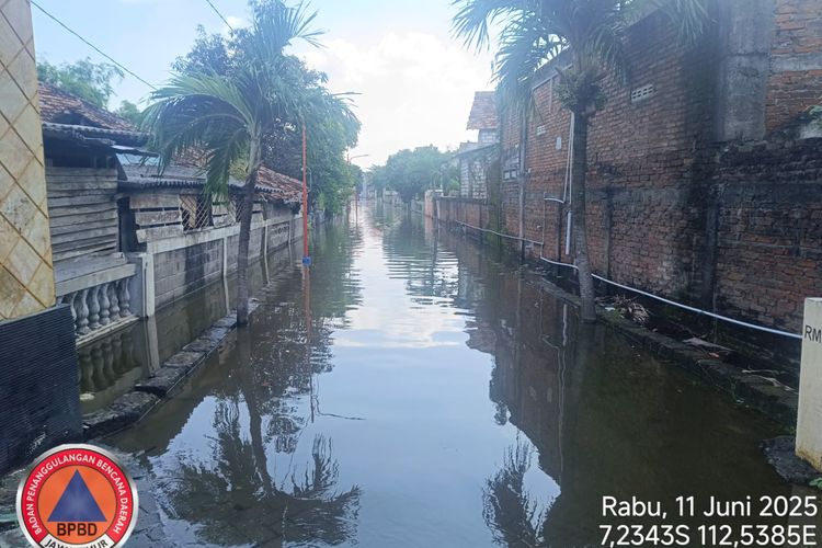Banjir akibat luapan Kali Lamong yang merendam Desa Dungus di Kecamatan Cerme, Gresik, Jawa Timur, Rabu (11/6/2025).