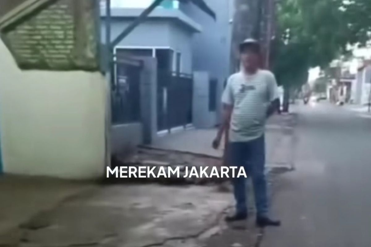 Tangkapan layar video anggota PPSU Kebon Jeruk yang kehilangan motor saat bertugas di Jalan Raya Kelapa Dua, Kebon Jeruk, Jakarta Barat, Jumat (14/10/2022) pagi. 
