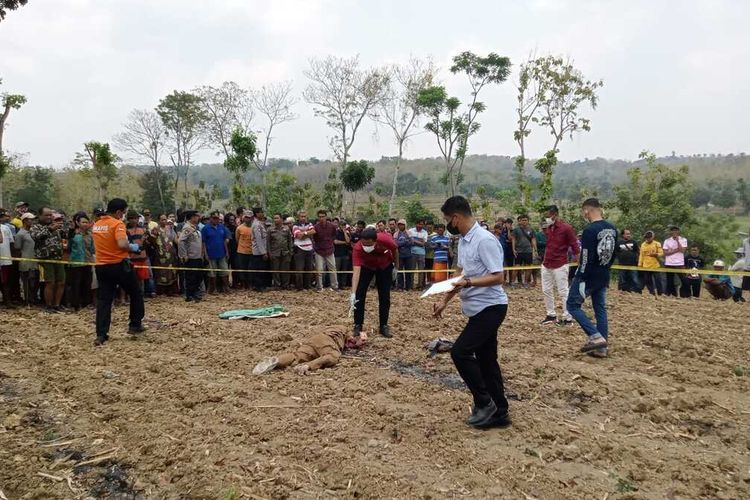 Petugas kepolisian melakukan olah kejadian perkara dan menidentifikasi jasad Sutrisno (33), sekretaris desa korban pembunuhan saat perjalanan berangkat kerja di jalan Raya Kerek - Montong, Desa Hargoretno, Kecamatan Kerek, Kabupaten Tuban, Jawa Timur, Selasa (24/10/2023).