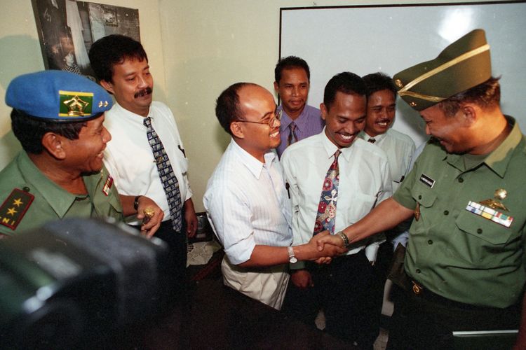 Pertemuan Desmond J Mahesa, korban penculikan selama lebih dari dua bulan, dengan Tim Pencari Fakta(TPF) ABRI yang terdiri dari empat mayor jenderal, yakni Komandan Pusat Polisi Militer Mayjen TNI Syamsu, Mayjen (Pol) Marwan Paris, Mayjen TNI Andi M Ghalib, dan Laksda Berty Ekel, Senin (25/5/1998), di YLBHI, Jakarta. Tampak Desmond berjabat tangan dengan Andi Ghalib saat menyambut TPF di YLBHI. 
