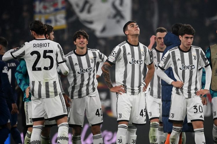 Reaksi para pemain Juventus usai kekalahan dari PSG pada pertandingan Juventus vs PSG di Allianz Stadium, Kamis (3/11/2022) yang berakhir dengan skor 1-2. Kekalahan dari PSG membuat Juventus tertahan di peringkat ketiga dan terlempar ke Liga Europa 2022-2023. (Foto oleh FRANCK FIFE / AFP)