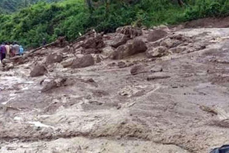 Material longsor baru yang menimpa Desa Kasia Kabupaten Gorontalo Utara. 