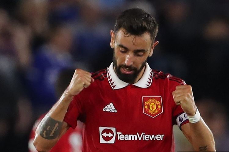 Pemain Man United, Bruno Fernandes, merayakan kemenangan atas Leicester City pada lanjutan laga Liga Inggris di Stadion King Power, Jumat (1/9/2022) dini hari WIB. Man United melanjutkan tren kemenangan mereka usai membekap Arsenal 3-1 pada Minggu (4/8/2022) di Stadion Old Trafford.