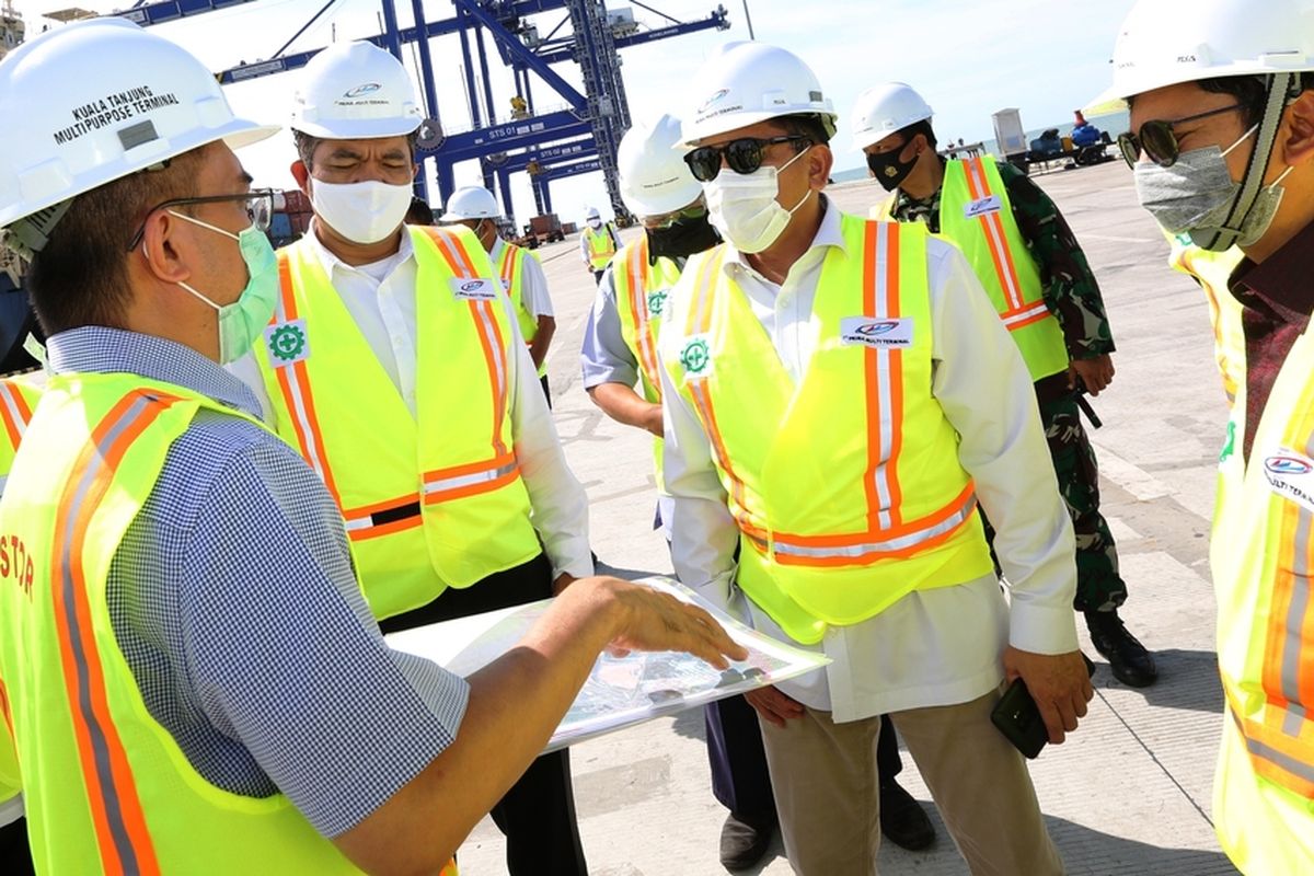 Plt Deputi Bidang Koordinasi Infrastruktur dan Transportasi Kemenkomarves Ayodhia Kalake didampingi Dirut Pelindo 1 Dani Rusli Utama di Kualatanjung Multipurpose Terminal, Jumat (9/10/2020)