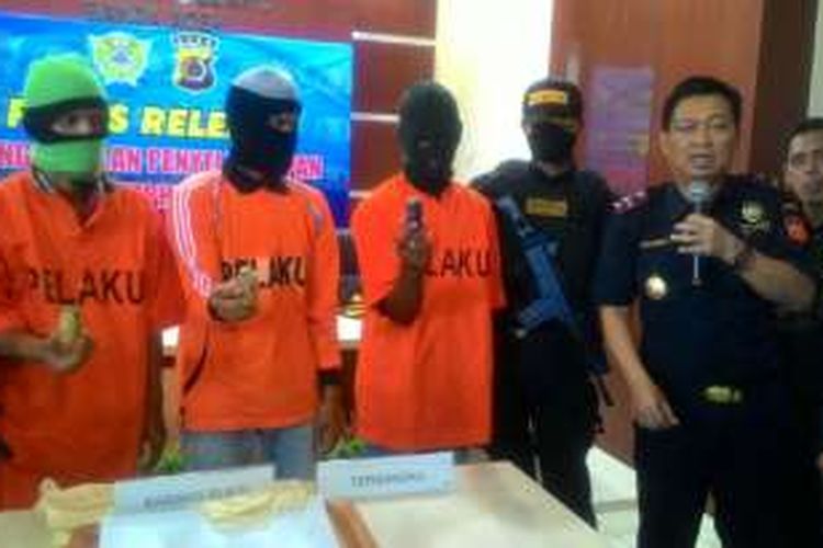 Petugas Bea Cukai Banda Aceh menggagalkan upaya penyelundupan 178 gram sabu yang dilakukan oleh tiga pria asal Samalangan Propinsi Aceh di Bandara SIM, mereka menyelundupkan sabu dari Kuala Lumpur Mlaysia.*****