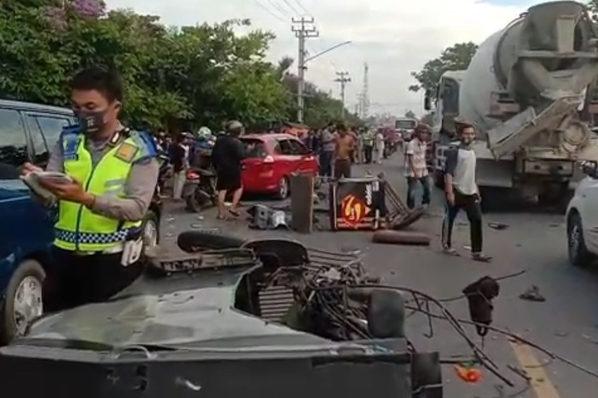 Suasana di lokasi usai kejadian kecelakaan yang menyebabkan dua orang meninggal dunia di jalan lintas timur Palembang-Ogan Ilir Sumatera Selatan Minggu (27/9/2020) sore pukul 17.00 WIB. 