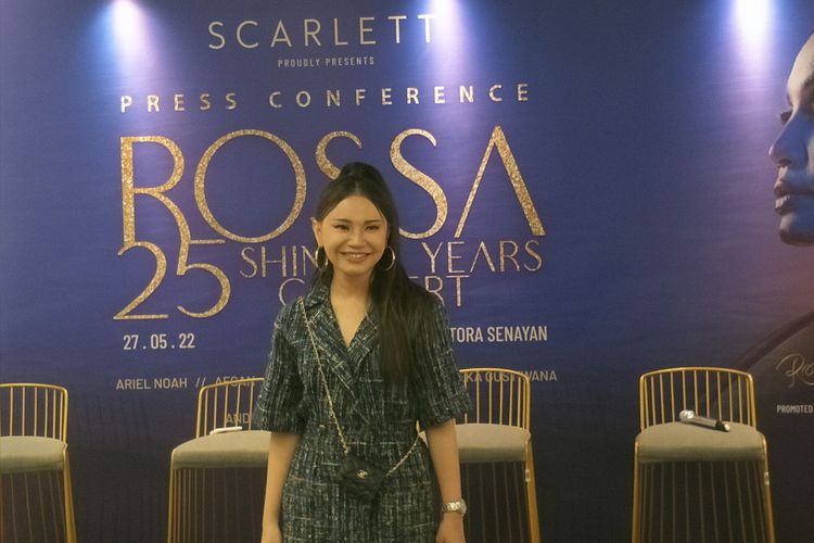 Penyanyi Rossa setelah konferensi pers tentang konsernya yang bertajuk Rossa 25 Shining Years Concert, ditemui di kawasan Slipi, Jakarta Barat, Selasa (17/5/2022).