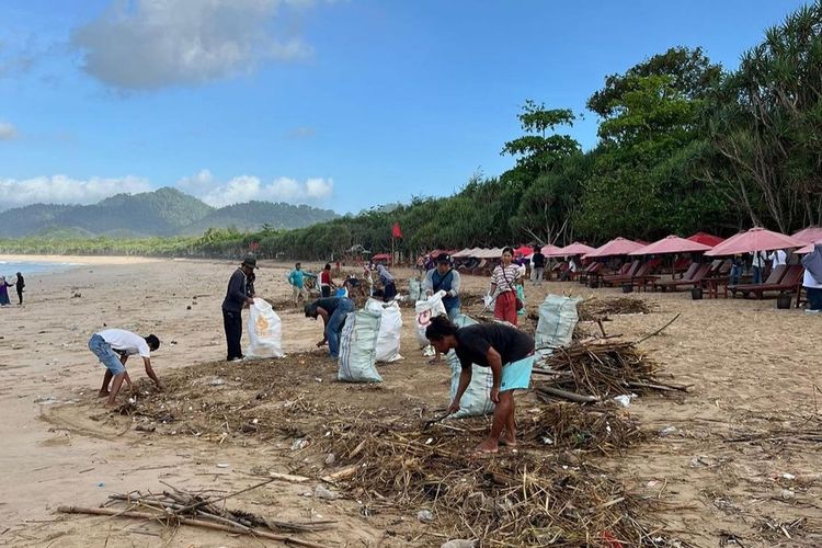 Sampah yang menumpuk di Pantai Pulau Merah Banyuwangi 