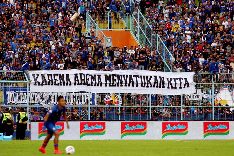 Aremania, sebutan pendukung Arema FC.