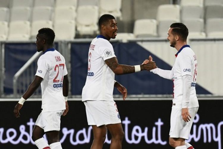 Pablo Sarabia (paling kanan) merayakan gol yang ia cetak dengan Presnel Kimpembe dan Idrissa Gana Gueye dalam laga Bordeaux vs Paris Saint-Germain pada pekan ke-28 Liga Perancis di Stadion Matmut Atlantique, Rabu (3/3/2021) malam waktu setempat.