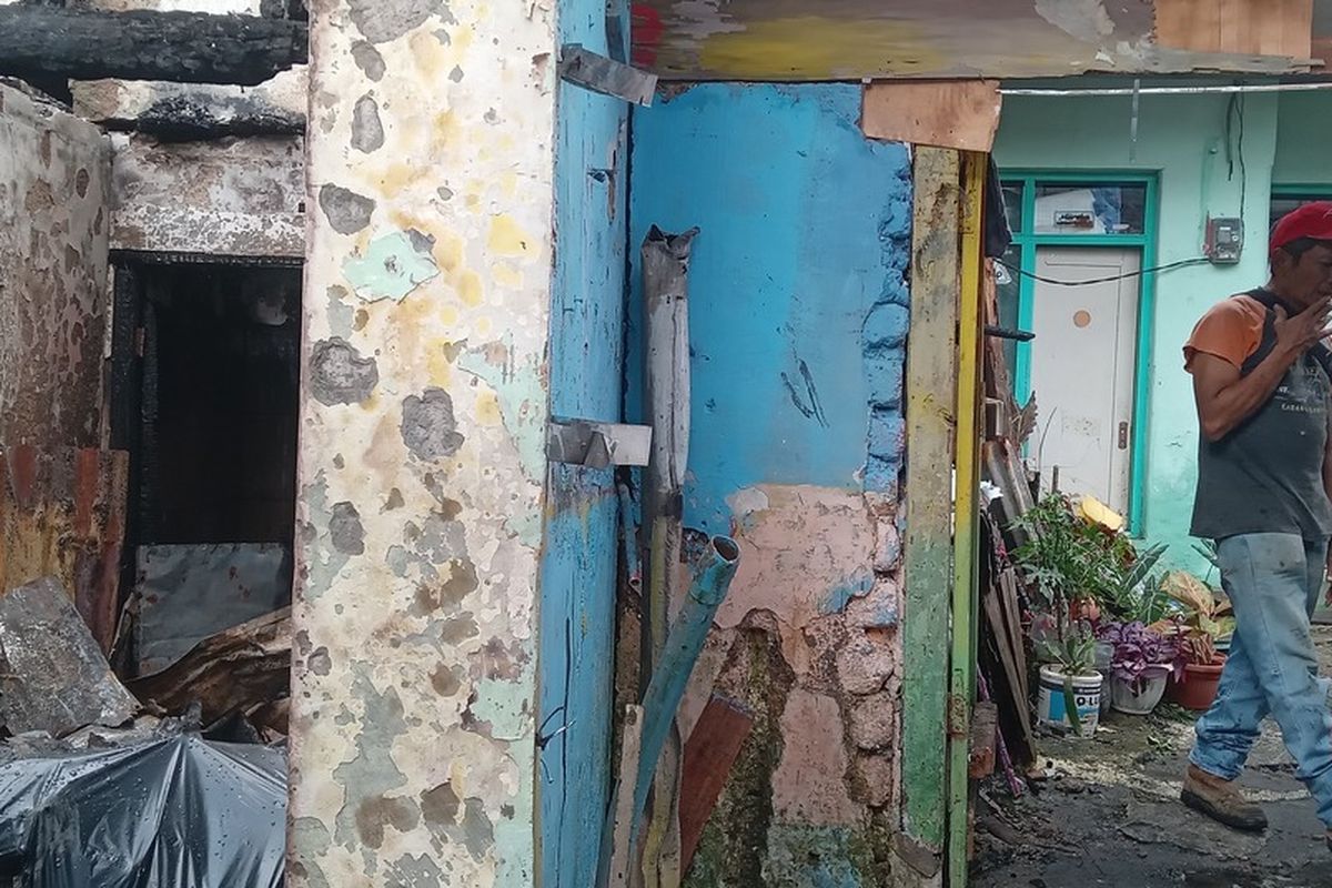 Kondisi rumah yang terbakar di Jala dago Pojok, kota Bandung, Jawa barat. sekitar 8 rumah terbakar pada minggu (19/1/2025) sore.