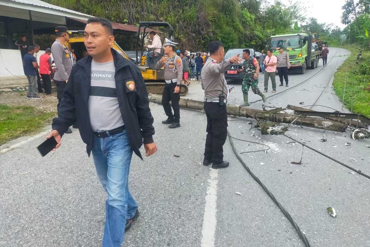 Kondisi jalan nasional yang menghubungkan antara Kabupaten Tapanuli Utara - Tapanuli Selatan, yang longsor akibat gempa bumi kembar magnitudo 5,5 dan 5,6 yang terjadi pada Selasa (18/3/2025) pagi. Hingga saat ini kondisi jalan belum dapat dilalui.