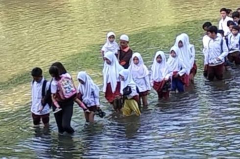 Setiap Hari, Ratusan Pelajar di Cianjur Terjang Derasnya Arus Sungai Demi Sekolah, Bupati Janji Bangun Jembatan Gantung