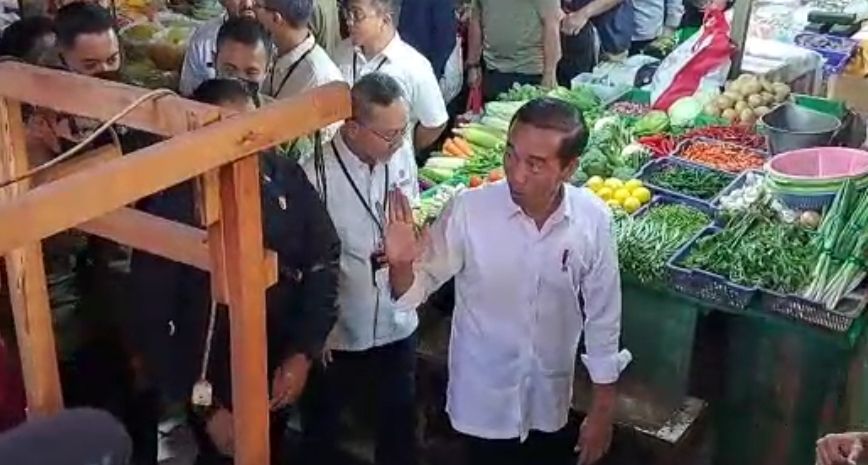 Pakai Kemeja Putih Polos, Jokowi Blusukan dan Bagi-bagi Sembako di Pasar Rawamangun