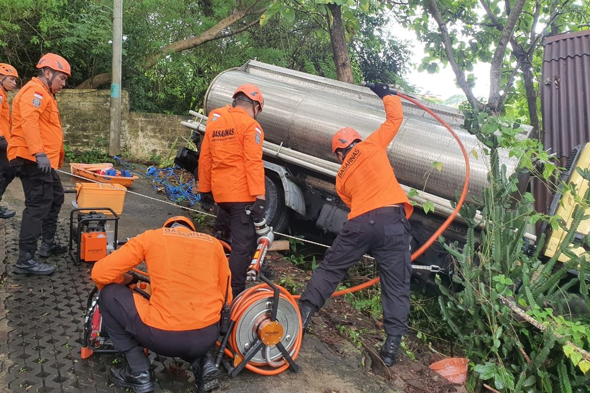 Tim SAR saat melakukan evakuasi jenazah Antonius Nani (34), yang tewas tergencet  truk pengangkut air di di Jalan Pantai Balangan, Kuta Selatan, Kabupaten Badung, Provinisi Bali, pada Rabu (9/4/2025). /Dokumen Basarnas Bali