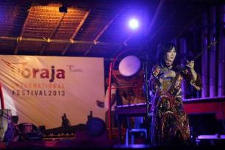 Musisi asal Kazakhstan, Aigul Ulkenbayeva tampil pada hari pertama Toraja International Festival 2013 di Kete Kesu, Toraja Utara, Sulawesi Selatan, Sabtu (28/12/2013). Toraja Internasional Festival akan dijadikan agenda tahunan untuk menarik wisatawan domestik dan mancanegara dengan menghadirkan musisi dari berbagai belahan dunia.
