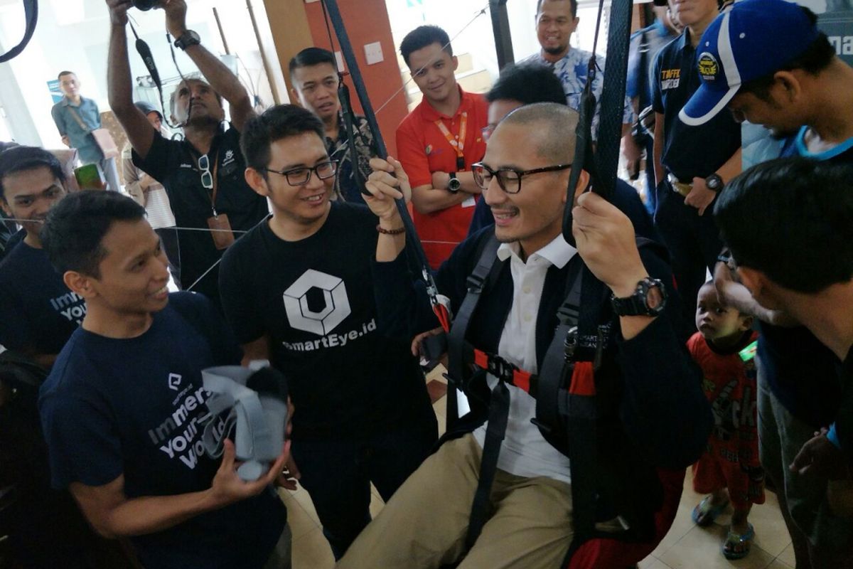 Wakil Gubernur DKI Jakarta Sandiaga Uno saat akan mencoba teknologi virtual reality di Pasar Pondok Indah, Sabtu (2/6/2018). 