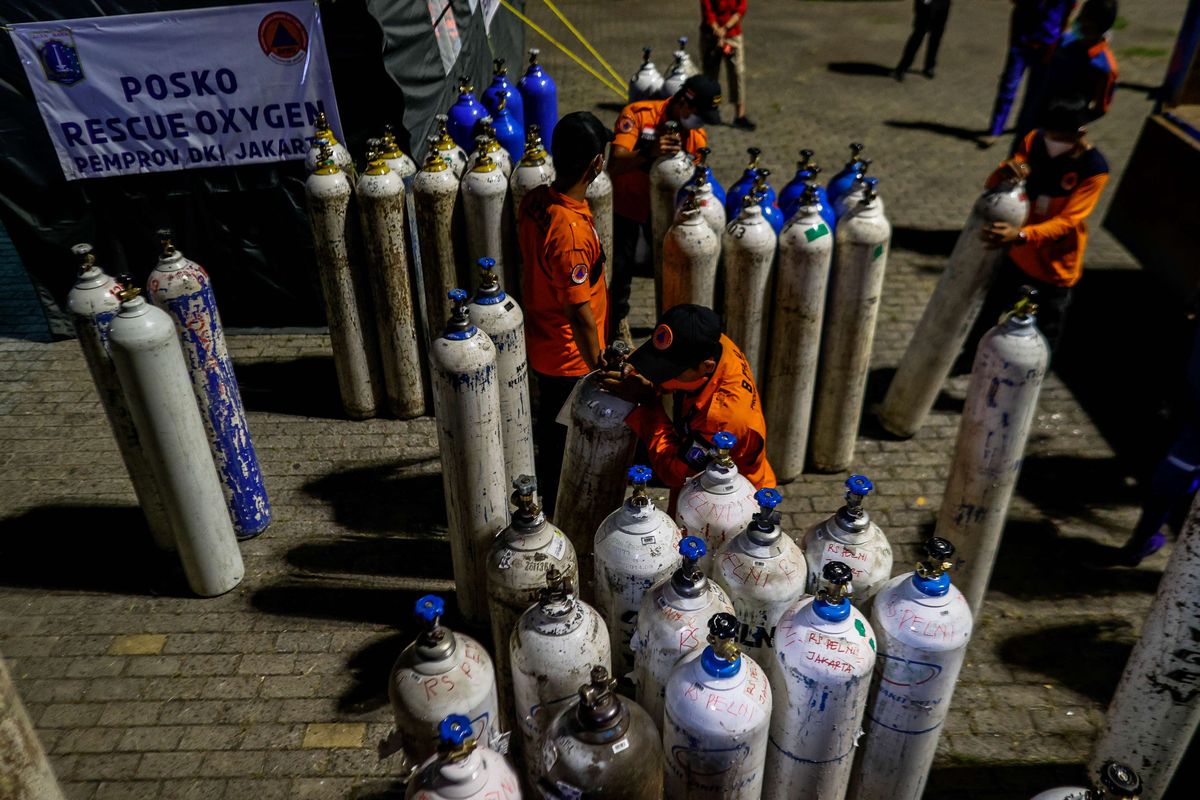 Petugas menurunkan tabung berisi oksigen dari truk di Posko Darurat Oxygen Rescue, kawasan Monumen Nasional (Monas), Jakarta Pusat, Selasa (6/7/2021).Total 132 tabung oksigen dari Pabrik Gas Industri (PGI) milik Krakatau Steel untuk 12 rumah sakit di Jakarta yang disediakan Provinsi DKI Jakarta hari ini seiring masih tingginya kasus Covid-19 aktif di Jakarta.