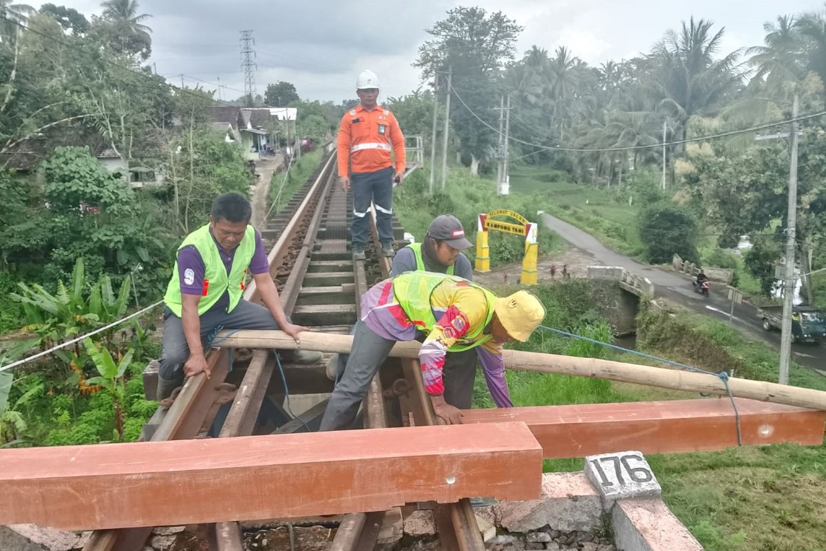 Proses penggantian bantalan rel kereta api dari kayu ke bantalan sintesis yang dilakukan KAI Daop 9 Jember 