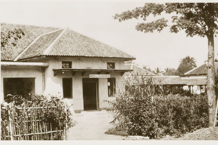 Foto Kantor Pos dan Telegraf Pembantu di Kalisat, jJember, Jawa Timur yang diambil tahun 1930.