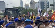 Dicegat ke Bundaran HI, Massa BEM UI Sempat Saling Dorong dengan Polisi
