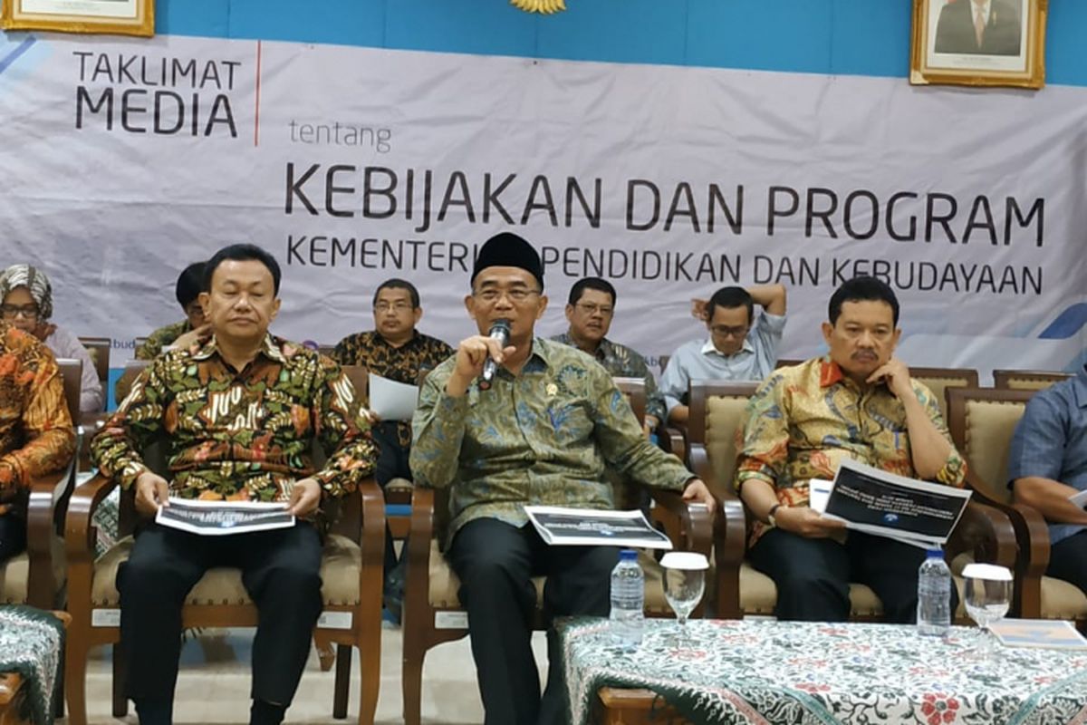 Menteri Pendidikan dan Kebudayaan Muhadjir Muhammad dalam konferensi pers Permendikbud No. 51 Tahun 2018 tentang Penerimaan Peserta Didik Baru (PPDB) 2019.