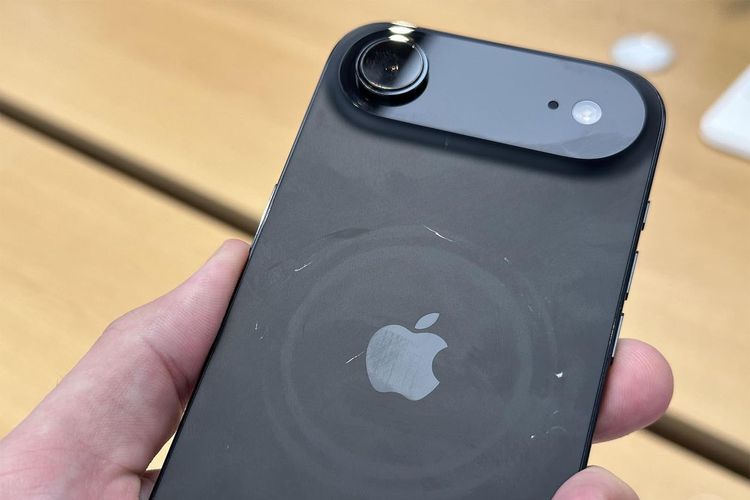 Tampilan penampang iPhone 17 Air yang lecet di beberapa titik