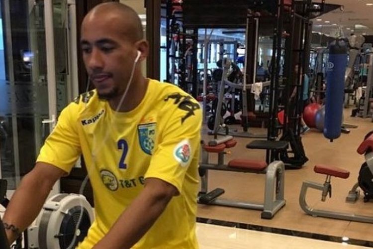 Striker baru Persela, Loris Arnaud, saat melakukan sesi latihan fisik.