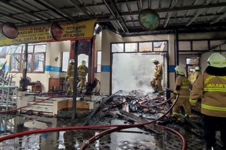 Kebakaran melanda sekolah luar biasa (SLB) yang berada di Jalan H. Salim RT 06 RW 06, Kelurahan Bintaro, Kecamatan Pesanggrahan, Jakarta Selatan, Sabtu (10/9/2022) siang. 