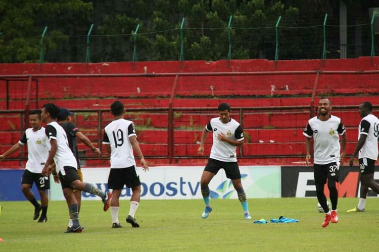 Para pemain Bhayangkara FC saat mencoba lapangan di Stadion Andi Mattalatta Mattoangin, Makassar.