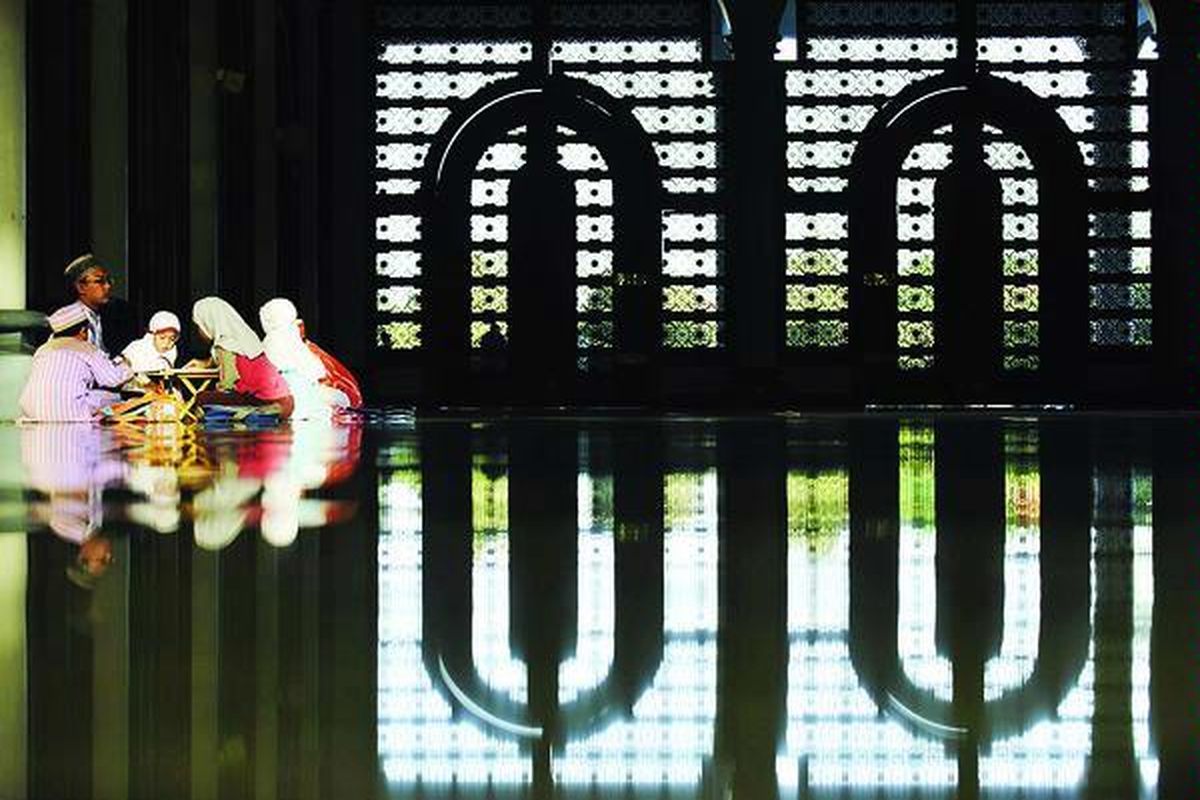 Mengisi waktu selama bulan Ramadhan dengan mengaji, seperti yang berlangsung di Masjid Al-Akbar, Surabaya.