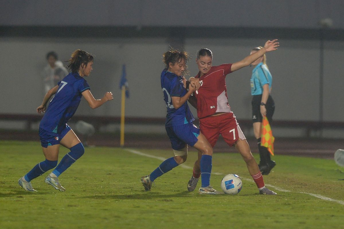 Pemain Timnas Putri Indonesia Felicia Vitoria De Zeeuw (kanan) berusaha melewati hadangan pesepak bola Timnas Putri Taiwan Huang Ke Sin (tengah) saat pertandingan kualifikasi Piala Asia Wanita 2026 Grup D Indonesia vs Taiwan di Stadion Indomilk Arena, Kabupaten Tangerang, Banten, Sabtu (5/7/2025). ANTARA FOTO/Putra M. Akbar/foc.