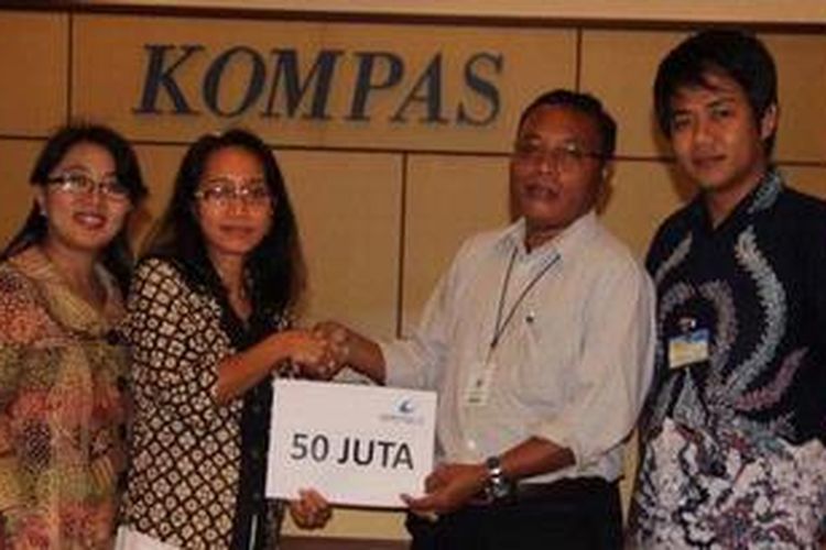 Karyawan dan pimpinan PT Wartsila Indonesia di Cikarang Industrial Estate, Bekasi, Jawa Barat, Jumat (17/12/2010), menyerahkan bantuan untuk korban letusan Gunung Merapi, banjir Wasior, dan tsunami Mentawai. Dana Rp 50 juta dihimpun dari para karyawan.