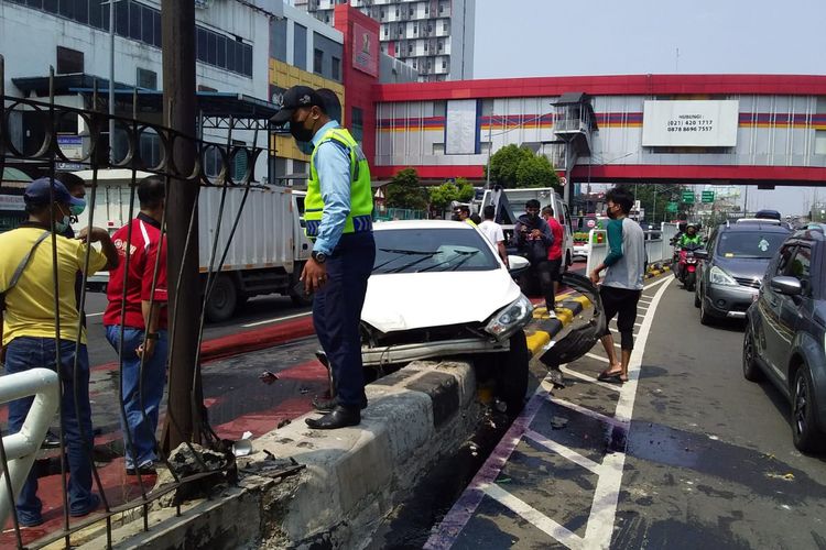 Mobil Toyota Yaris menabrak pembatas jalan di Jalan Senen Raya, Jakarta Pusat, Rabu (28/7/2021).