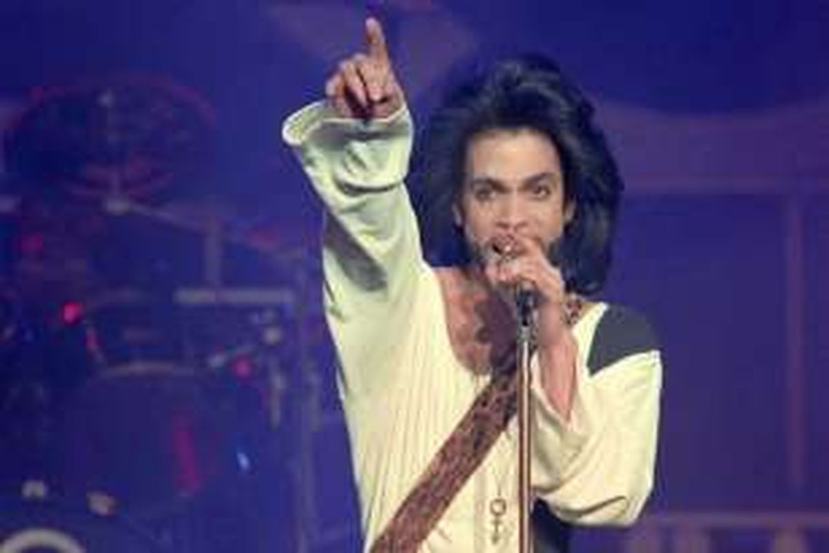 Pemusik legendaris Prince tampil di panggung konsernya di Stadion Parc des Princes, Paris, Perancis, 19 Juni 1990. 