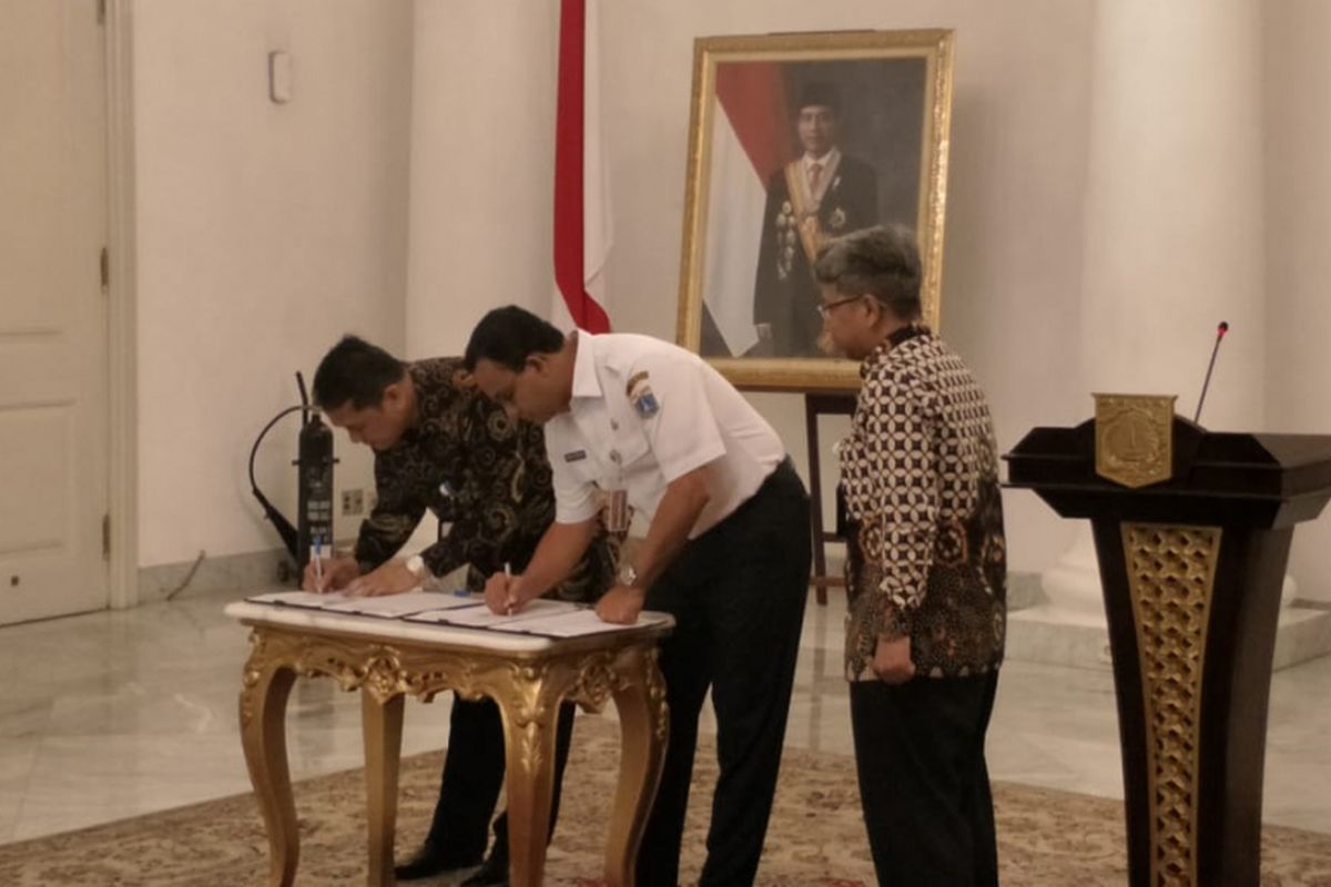 Gubernur DKI Jakarta Anies Baswedan dan pejabat Kementerian Keuangan menandatangani perjanjian hibah daerah (PHD) atas hibah MRT fase 2 di Balai Kota DKI Jakarta, Rabu (13/2/2019). Dalam penandatanganan PHD ini, Pemprov DKI menerima hibah sebesar 70 miliar 21 juta Yen atau sekitar Rp 9 triliun dari Kemenkeu untuk membangun MRT fase 2.