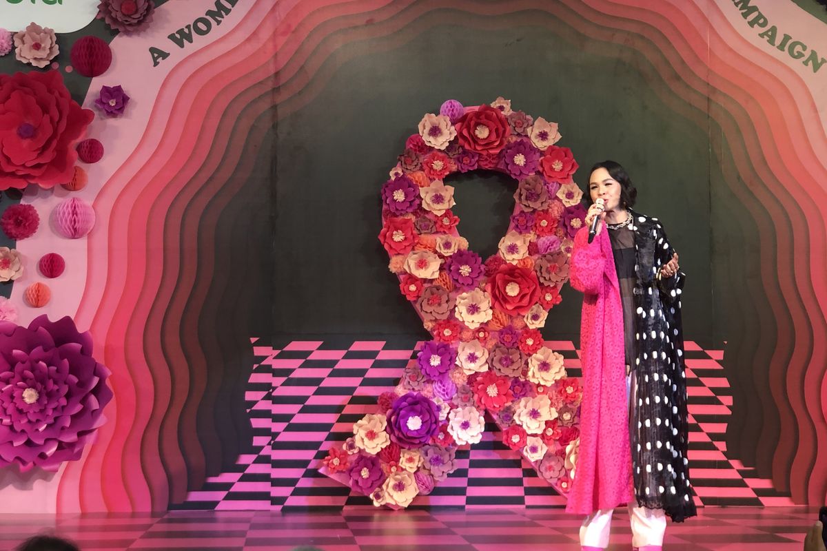 Penyanyi Andien Aisyah di Pink Ribbon Mal Ciputra, Jakarta.