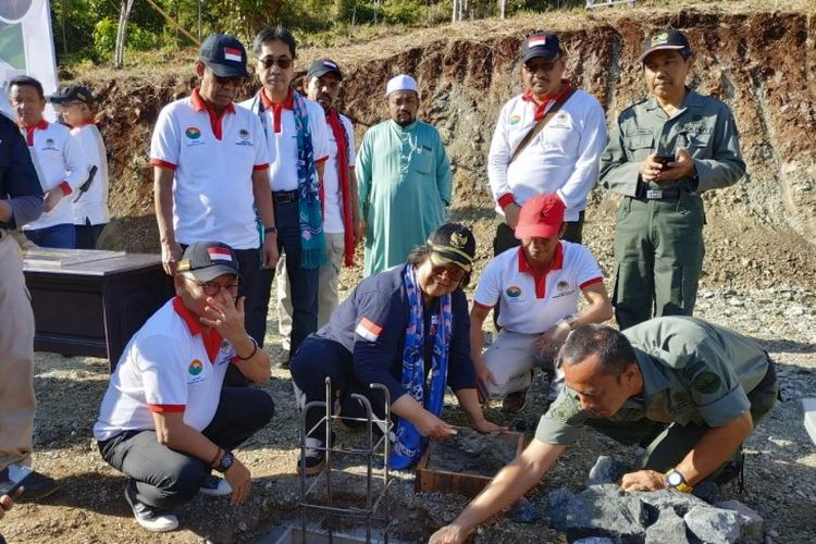 Menteri Lingkungan Hidup dan Kehutanan Siti Nurbaya Bakar didampingi Sekda Provinsi Kalsel Abdul Haris meletakkan batu pertama pembangunan Plaza Jokowi di Taman Hutan Rakyat (Tahura) Sultan Adam, Kalimantan Selatan, Selasa (30/7/2019). Keberadaan plaza diharapkan mampu meningkatkan pertumbuhan ekonomi rakyat di sekitar kawasan hutan.