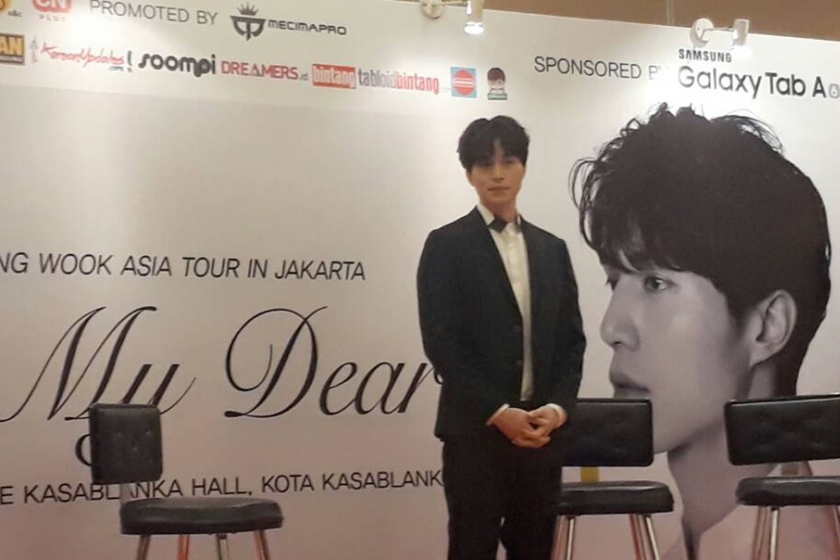 Artis peran Lee Dong Wook menghadiri press conference di Kasablanka Hall, Mall Kota Kasablanka, Jakarta Selatan, pada Jumat (19/5/2017). Pemeran Goblin ini juga bertemu dengan puluhan penggemar beruntung yang mendapatkan akses ke press conference.