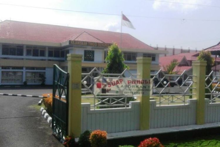 Gedung Kejati Bengkulu dilengkapi spanduk Laporan Pungli di pagar