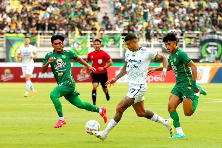 Pemain Persib Bandung Ciro Alves wijaya ketat pemain Persebaya Surabaya Ripal Wahyudi dan Riswan Lauhin saat pertandingan pekan ke-15 Liga 1 2023-2024 yang berakhir dengan skor 2-3 di Stadion Gelora Bung Tomo Surabaya, Sabtu (7/10/2023) sore.